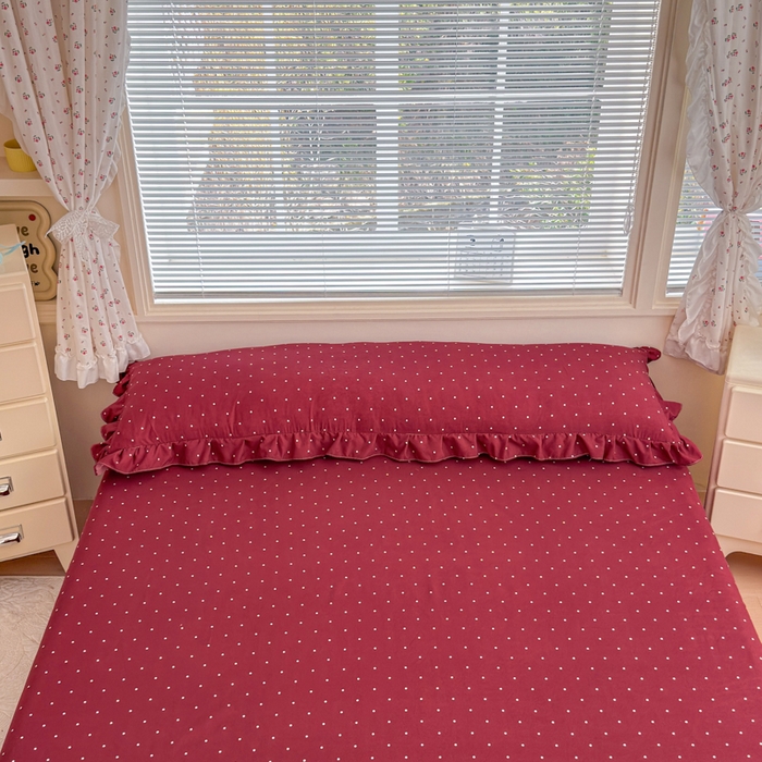 91家纺网 家纺一手货源 找家纺 爱多多家居 2026春夏花边款水洗古棉枕套长枕套 床裙-酒红波点