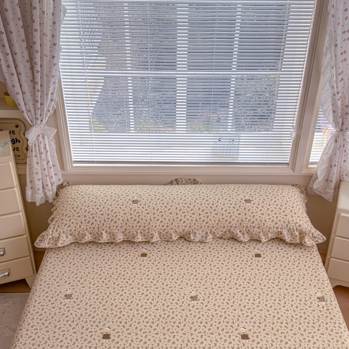 91家纺网 家纺一手货源 找家纺 爱多多家居 2026春夏花边款水洗古棉枕套长枕套 床裙-碎花小兔