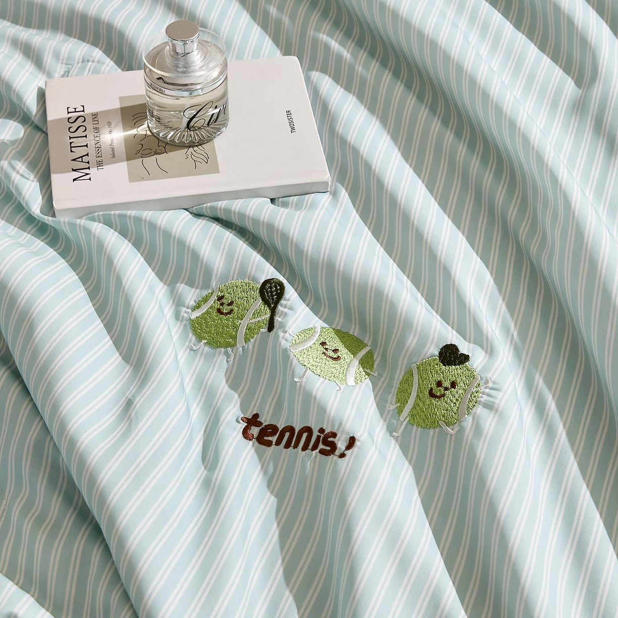 91家纺网 家纺一手货源 找家纺 （总）慕晨 2026新款天丝莱赛尔数码印加绣花高级简奢丝滑丝绸卡通款夏被四件套