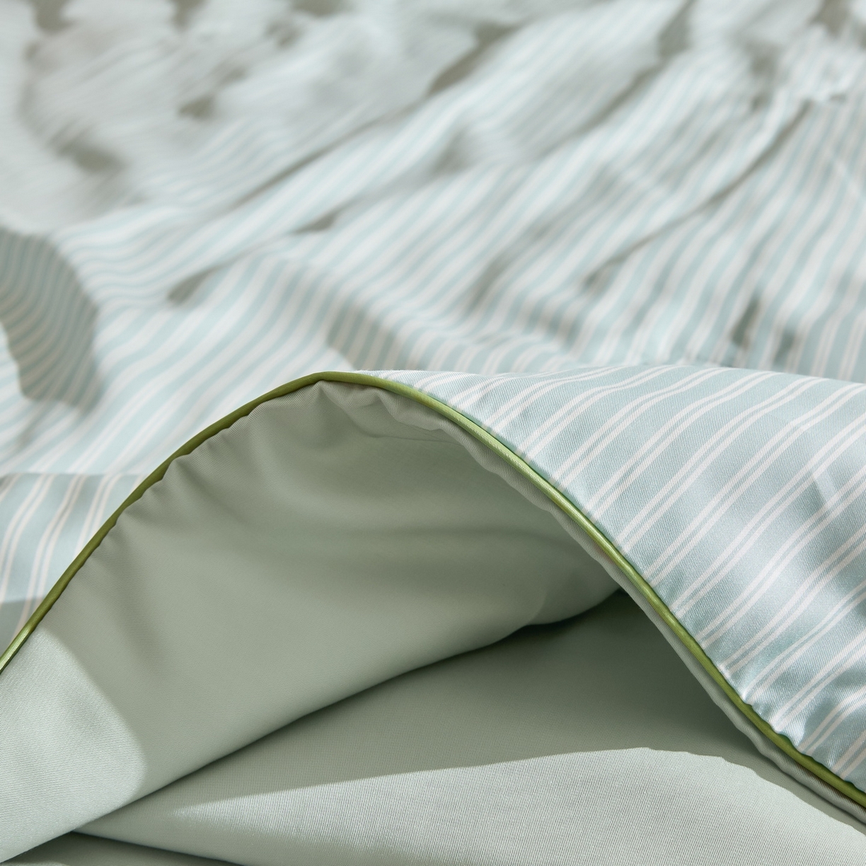 91家纺网 家纺一手货源 找家纺 （总）慕晨 2026新款天丝莱赛尔数码印加绣花高级简奢丝滑丝绸卡通款夏被四件套