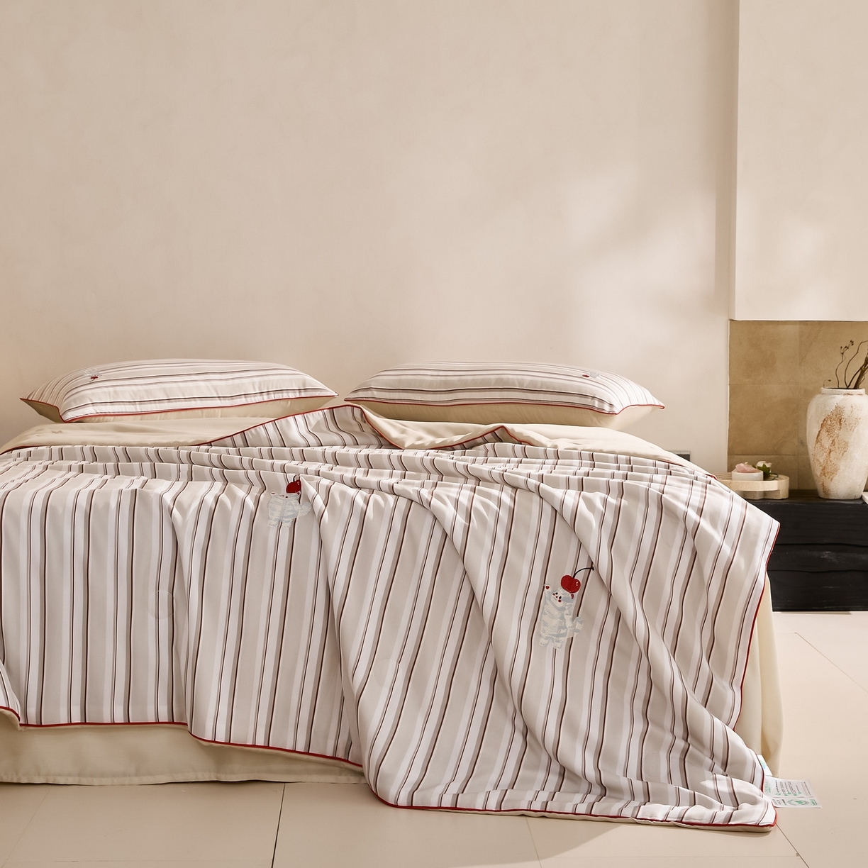 91家纺网 家纺一手货源 找家纺 （总）慕晨 2026新款天丝莱赛尔数码印加绣花高级简奢丝滑丝绸卡通款夏被四件套