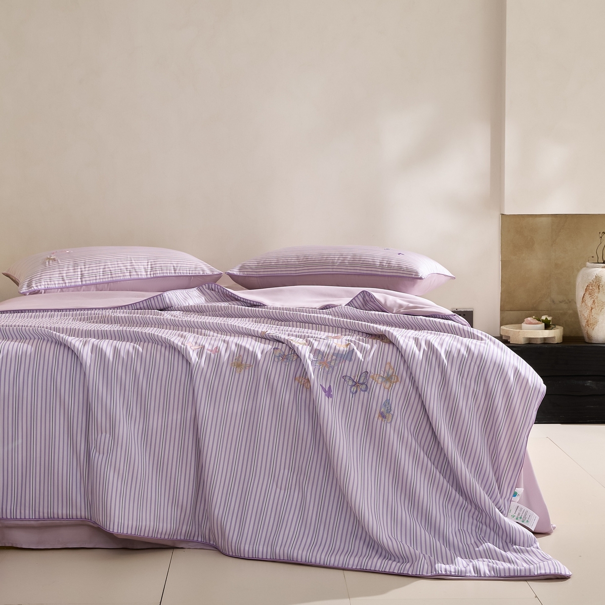 91家纺网 家纺一手货源 找家纺 （总）慕晨 2026新款天丝莱赛尔数码印加绣花高级简奢丝滑丝绸卡通款夏被四件套