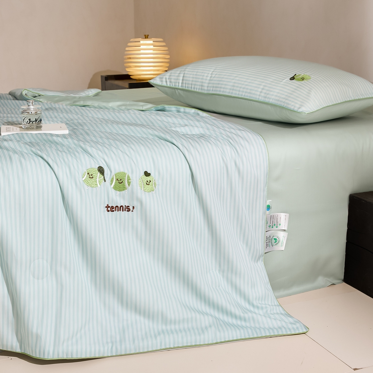 91家纺网 家纺一手货源 找家纺 慕晨 2026新款天丝莱赛尔数码印加绣花高级简奢丝滑丝绸卡通款夏被四件套 球仔