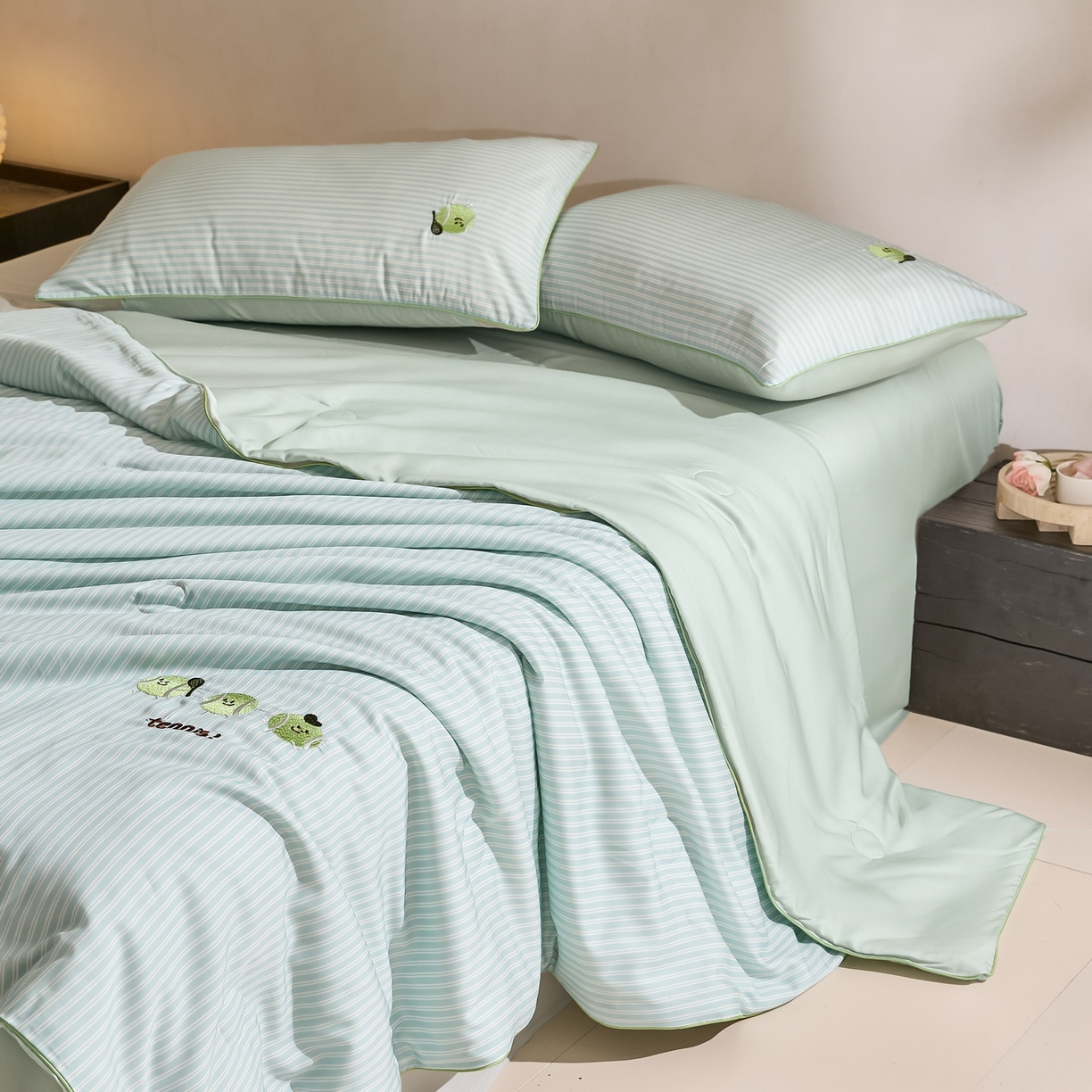 91家纺网 家纺一手货源 找家纺 慕晨 2026新款天丝莱赛尔数码印加绣花高级简奢丝滑丝绸卡通款夏被四件套 球仔