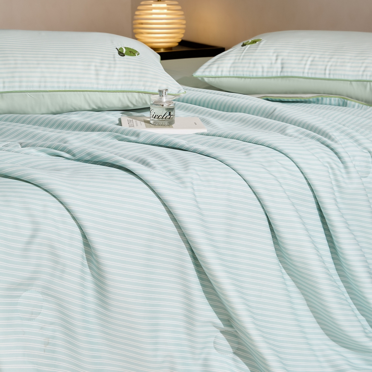 91家纺网 家纺一手货源 找家纺 慕晨 2026新款天丝莱赛尔数码印加绣花高级简奢丝滑丝绸卡通款夏被四件套 球仔