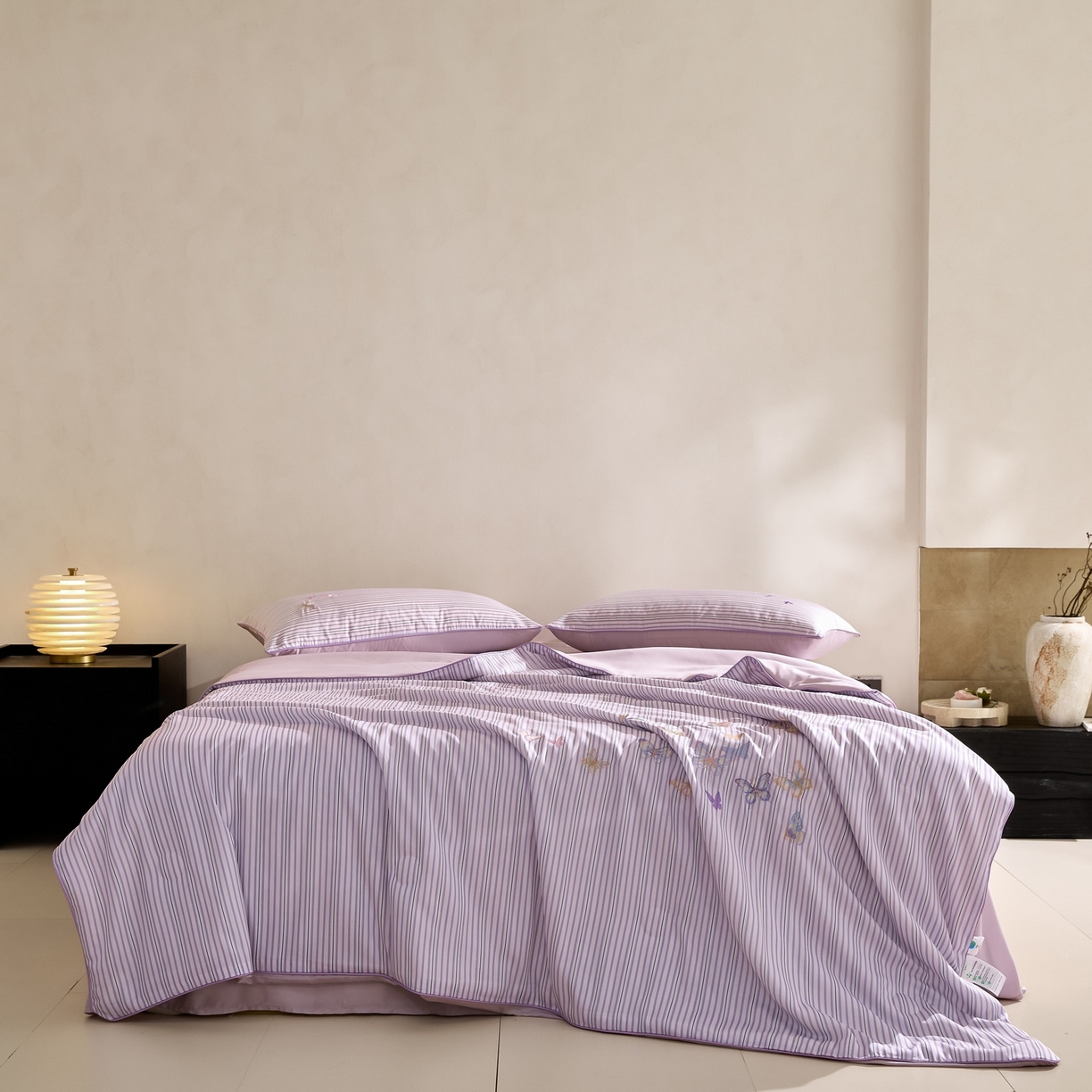 91家纺网 家纺一手货源 找家纺 慕晨 2026新款天丝莱赛尔数码印加绣花高级简奢丝滑丝绸卡通款夏被四件套 彩蝶