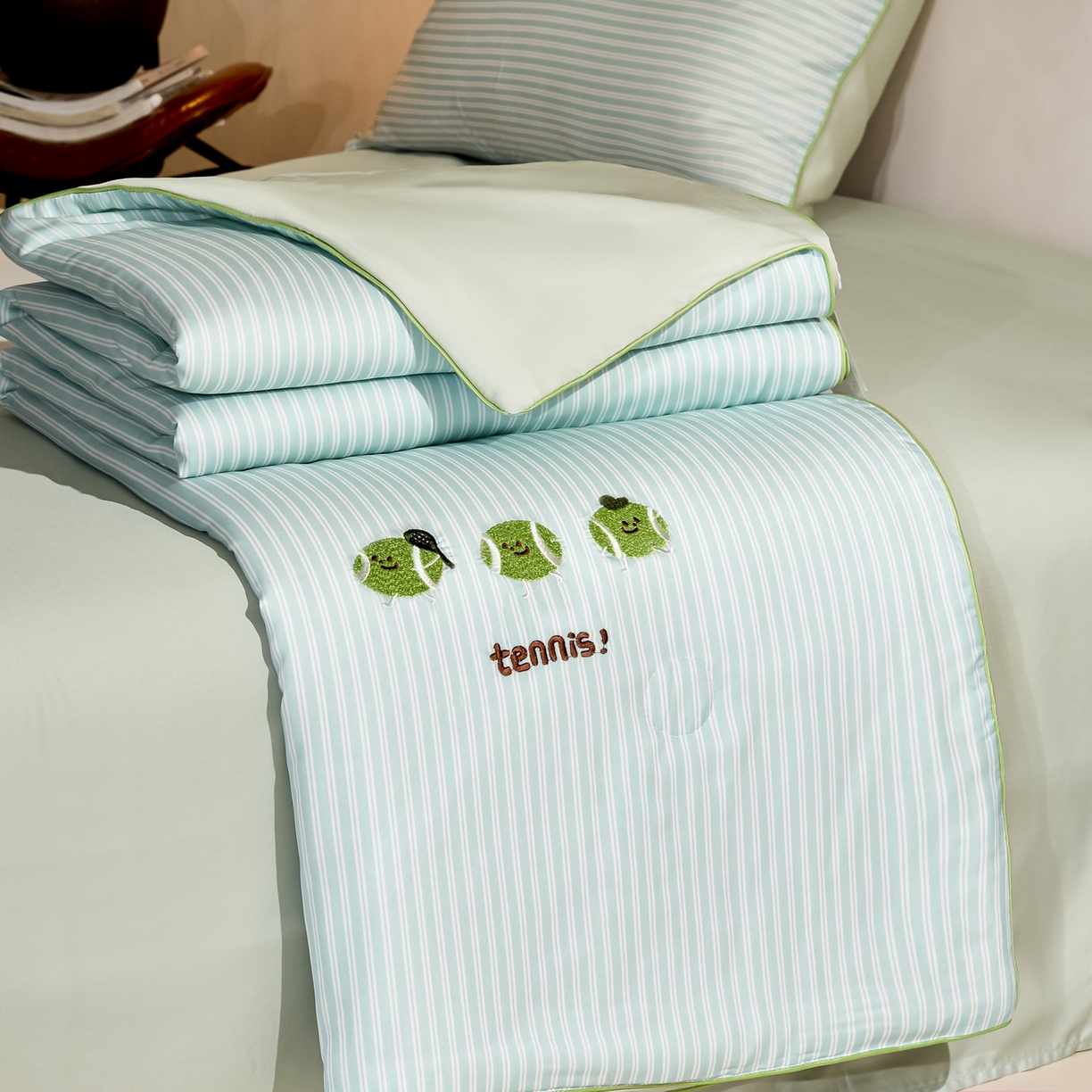 91家纺网 家纺一手货源 找家纺 慕晨 2026新款天丝莱赛尔数码印加绣花高级简奢丝滑丝绸卡通款夏被四件套 球仔