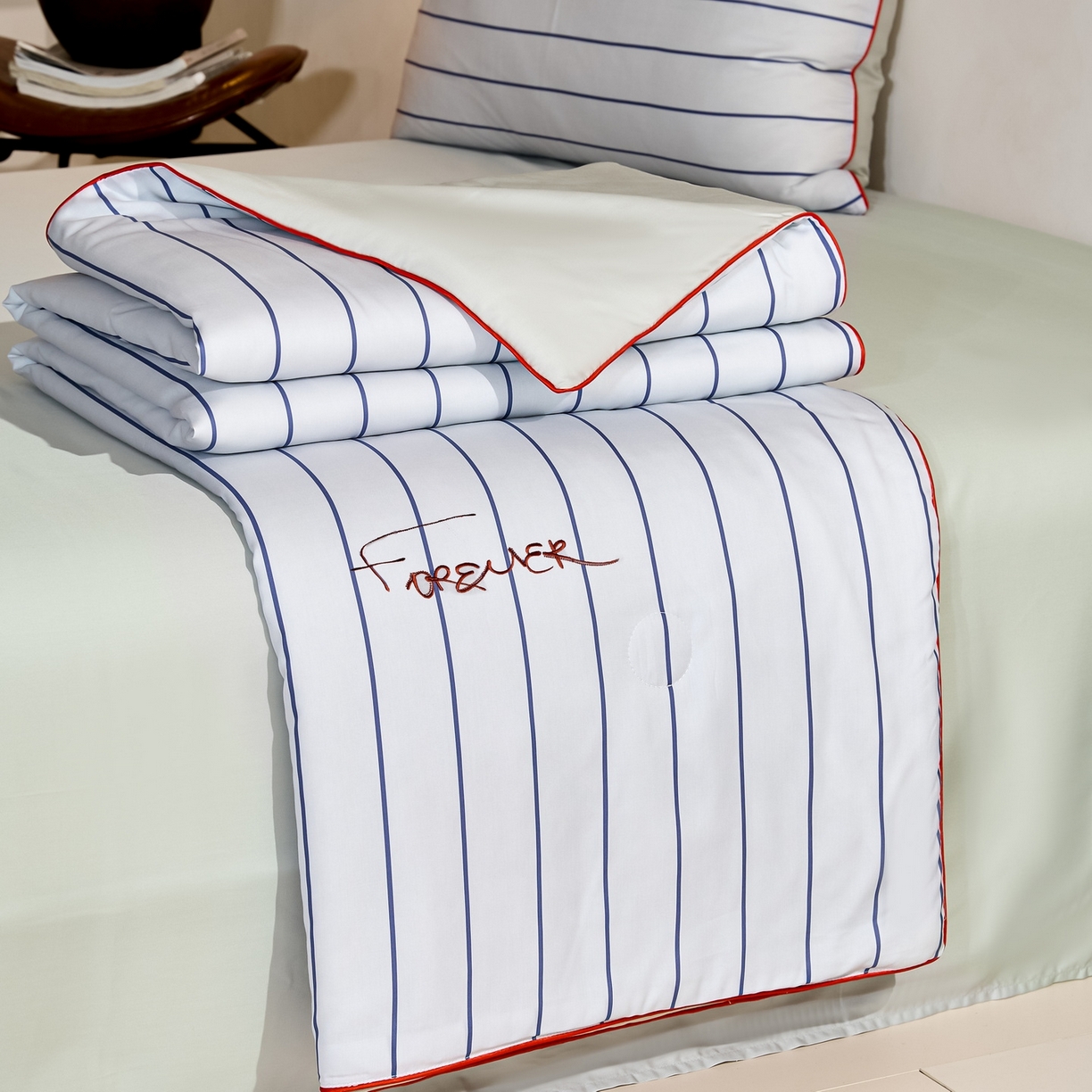 91家纺网 家纺一手货源 找家纺 慕晨 2026新款天丝莱赛尔数码印加绣花高级简奢丝滑丝绸卡通款夏被四件套 永恒