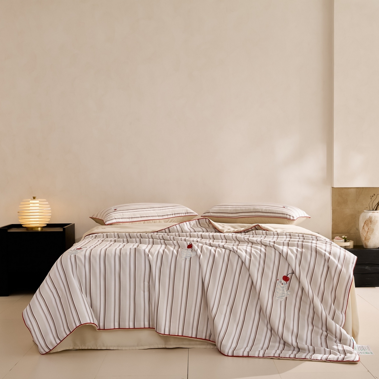 91家纺网 家纺一手货源 找家纺 慕晨 2026新款天丝莱赛尔数码印加绣花高级简奢丝滑丝绸卡通款夏被四件套 甜猫