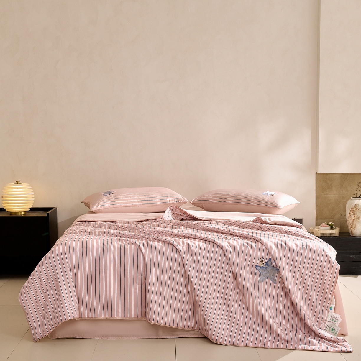 91家纺网 家纺一手货源 找家纺 慕晨 2026新款天丝莱赛尔数码印加绣花高级简奢丝滑丝绸卡通款夏被四件套 星兔