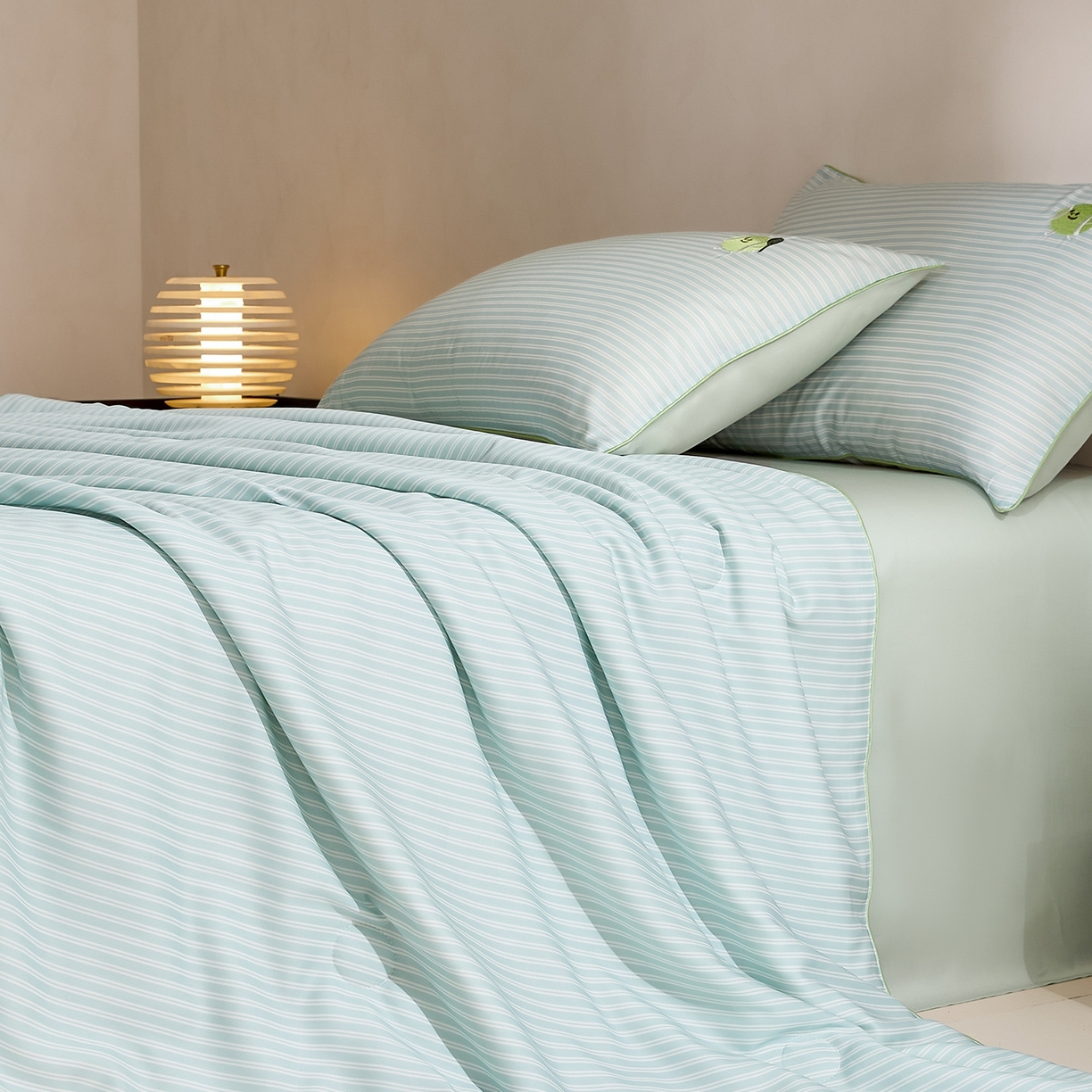 91家纺网 家纺一手货源 找家纺 慕晨 2026新款天丝莱赛尔数码印加绣花高级简奢丝滑丝绸卡通款夏被四件套 球仔