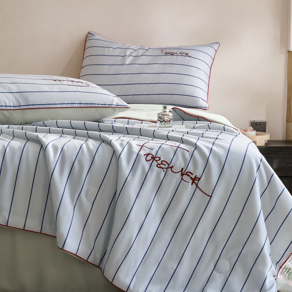 91家纺网 家纺一手货源 找家纺 慕晨 2026新款天丝莱赛尔数码印加绣花高级简奢丝滑丝绸卡通款夏被四件套 永恒