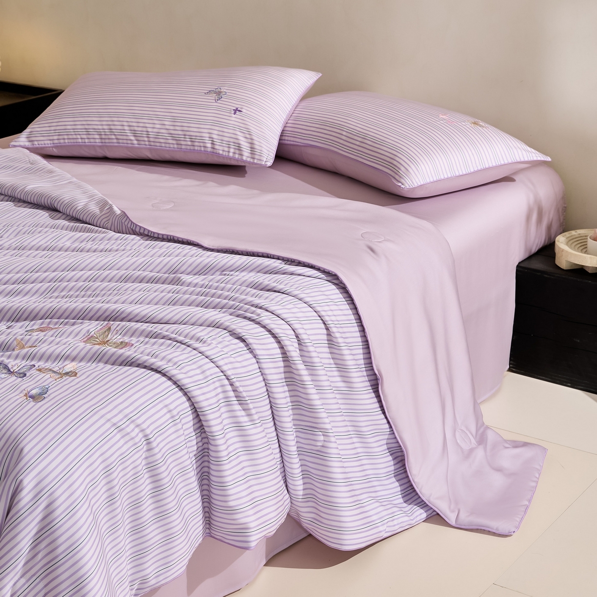 91家纺网 家纺一手货源 找家纺 慕晨 2026新款天丝莱赛尔数码印加绣花高级简奢丝滑丝绸卡通款夏被四件套 彩蝶