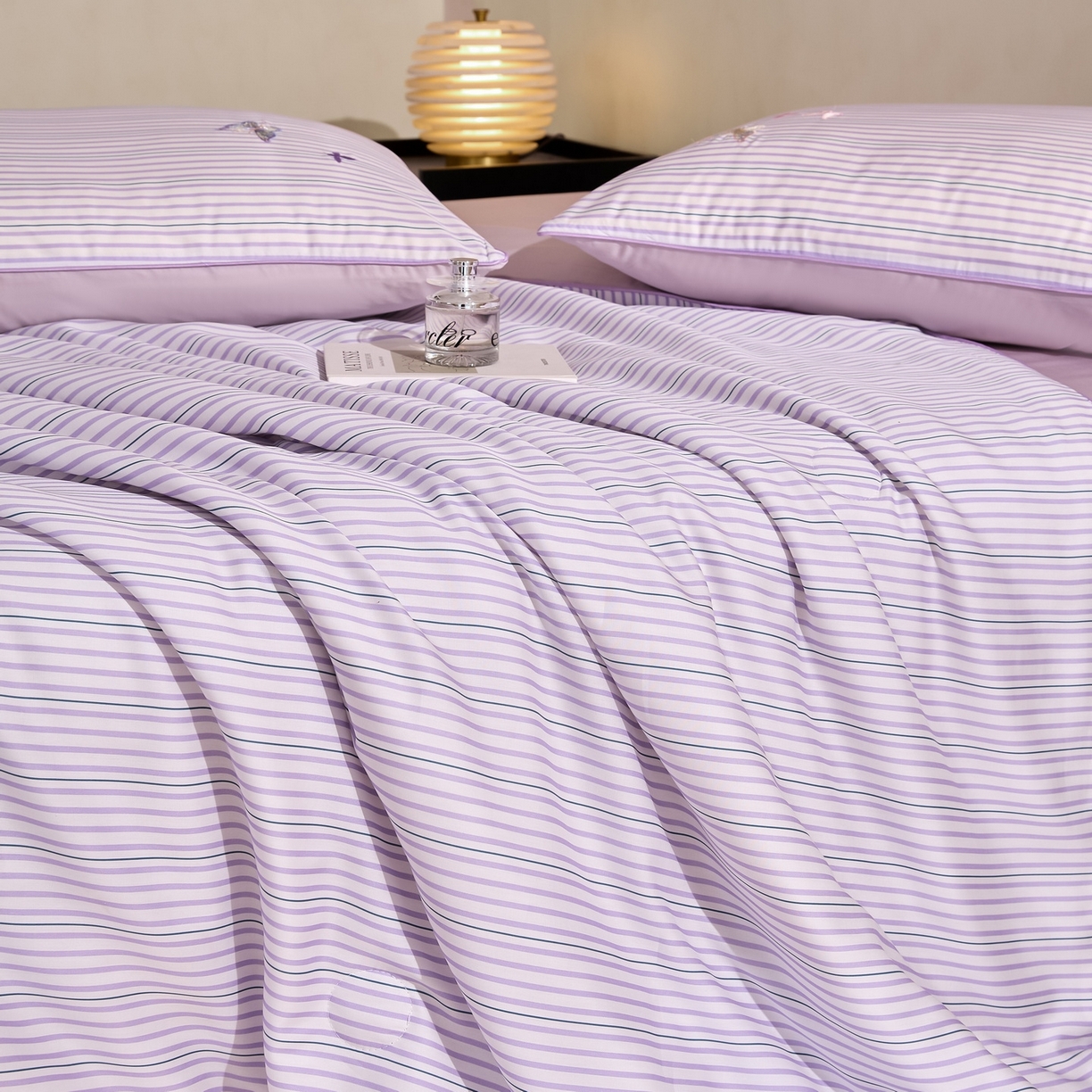 91家纺网 家纺一手货源 找家纺 慕晨 2026新款天丝莱赛尔数码印加绣花高级简奢丝滑丝绸卡通款夏被四件套 彩蝶