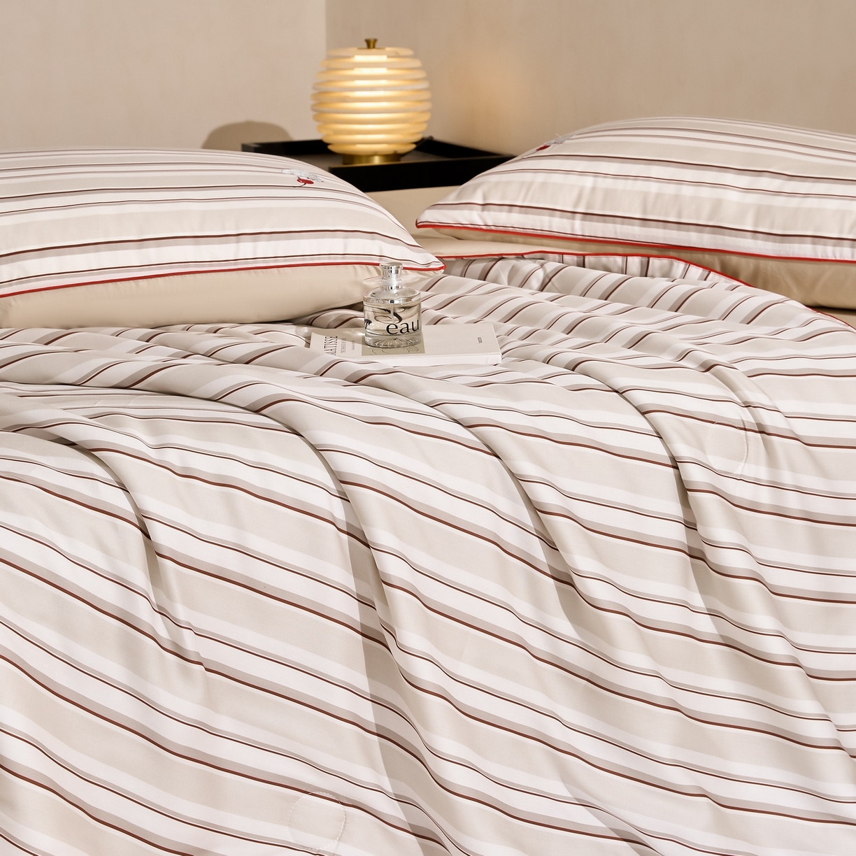 91家纺网 家纺一手货源 找家纺 慕晨 2026新款天丝莱赛尔数码印加绣花高级简奢丝滑丝绸卡通款夏被四件套 甜猫