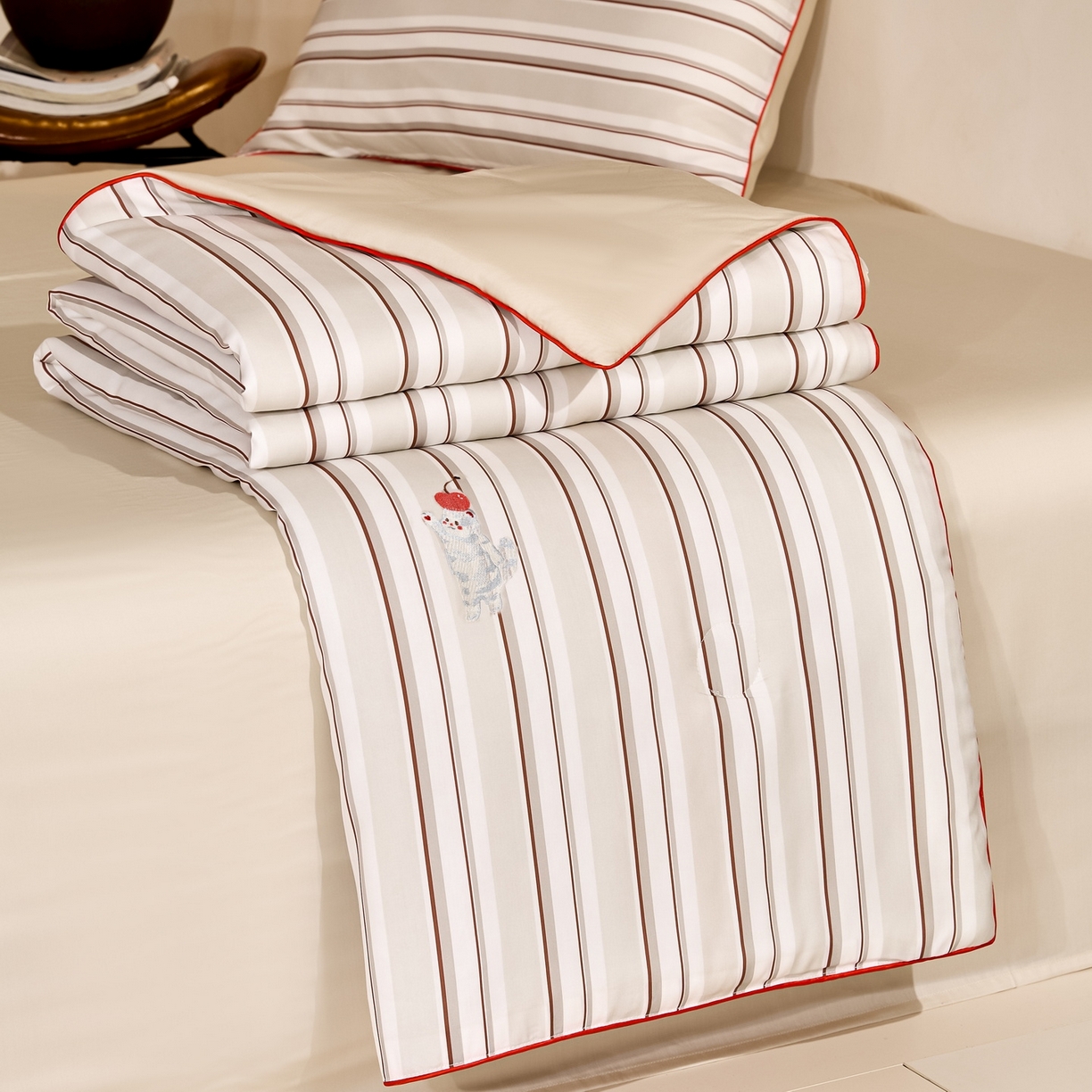 91家纺网 家纺一手货源 找家纺 慕晨 2026新款天丝莱赛尔数码印加绣花高级简奢丝滑丝绸卡通款夏被四件套 甜猫