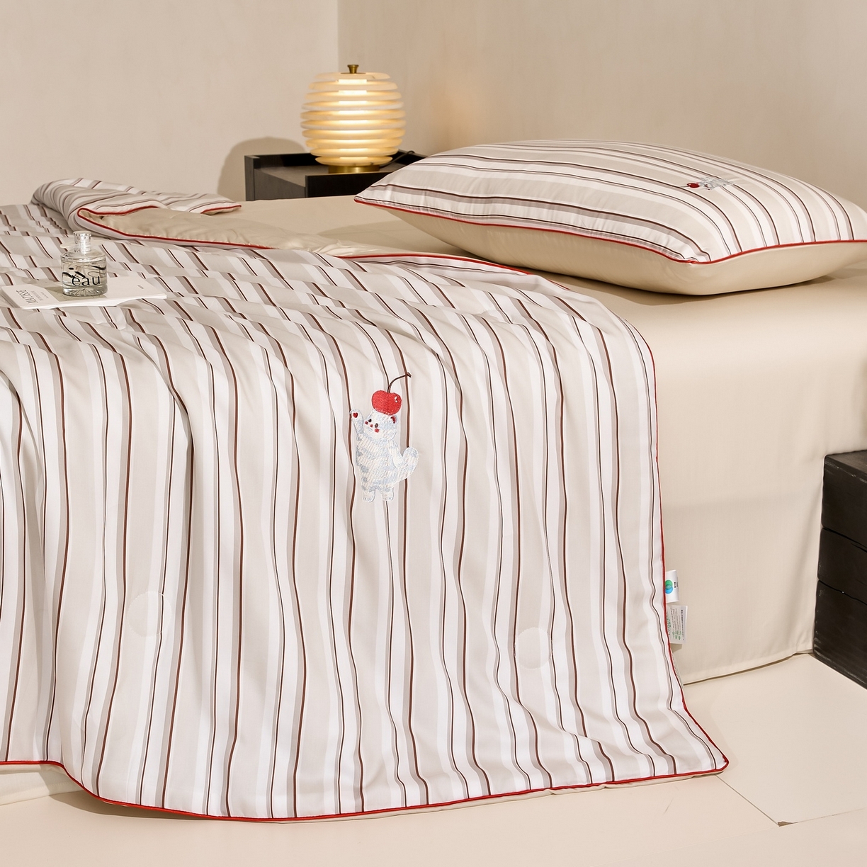 91家纺网 家纺一手货源 找家纺 慕晨 2026新款天丝莱赛尔数码印加绣花高级简奢丝滑丝绸卡通款夏被四件套 甜猫