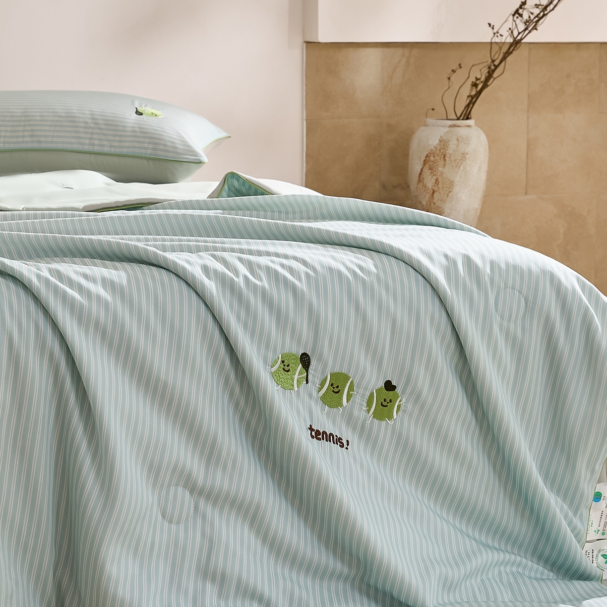 91家纺网 家纺一手货源 找家纺 慕晨 2026新款天丝莱赛尔数码印加绣花高级简奢丝滑丝绸卡通款夏被四件套 球仔