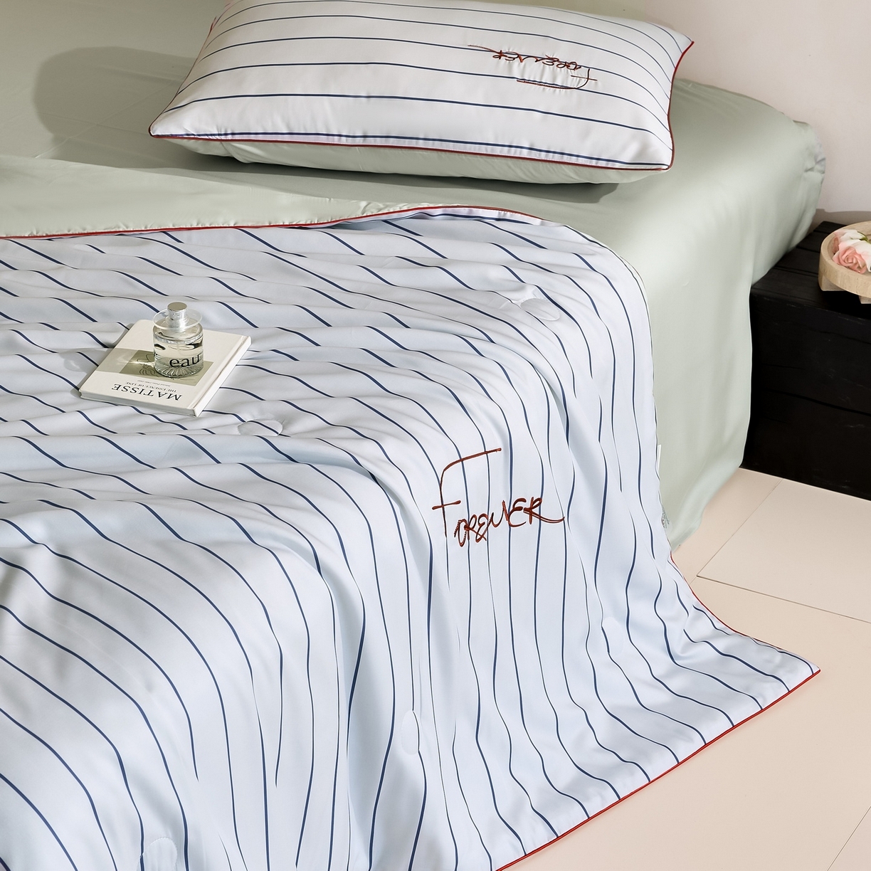 91家纺网 家纺一手货源 找家纺 慕晨 2026新款天丝莱赛尔数码印加绣花高级简奢丝滑丝绸卡通款夏被四件套 永恒