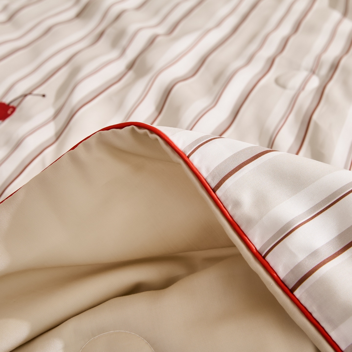 91家纺网 家纺一手货源 找家纺 慕晨 2026新款天丝莱赛尔数码印加绣花高级简奢丝滑丝绸卡通款夏被四件套 甜猫