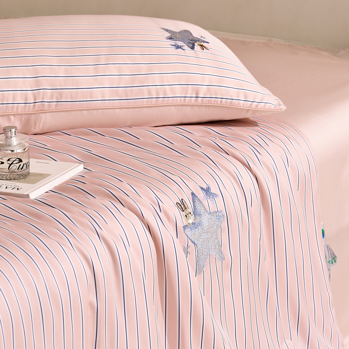 91家纺网 家纺一手货源 找家纺 慕晨 2026新款天丝莱赛尔数码印加绣花高级简奢丝滑丝绸卡通款夏被四件套 星兔