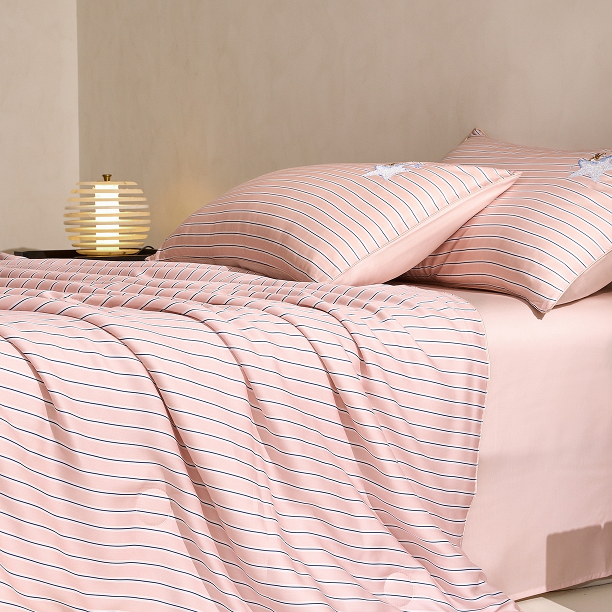 91家纺网 家纺一手货源 找家纺 慕晨 2026新款天丝莱赛尔数码印加绣花高级简奢丝滑丝绸卡通款夏被四件套 星兔