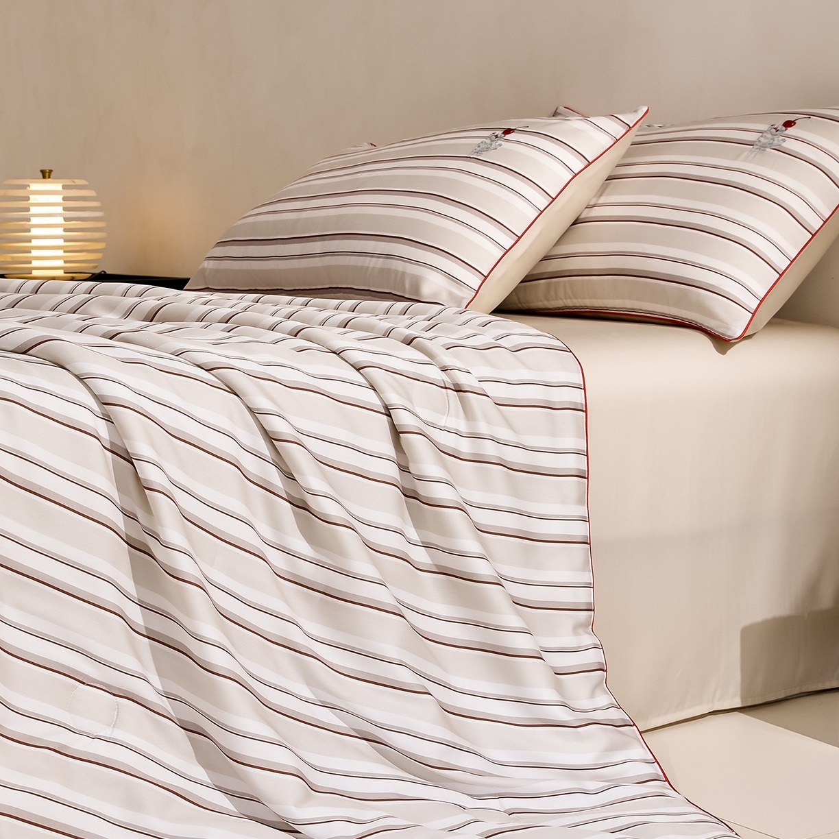 91家纺网 家纺一手货源 找家纺 慕晨 2026新款天丝莱赛尔数码印加绣花高级简奢丝滑丝绸卡通款夏被四件套 甜猫