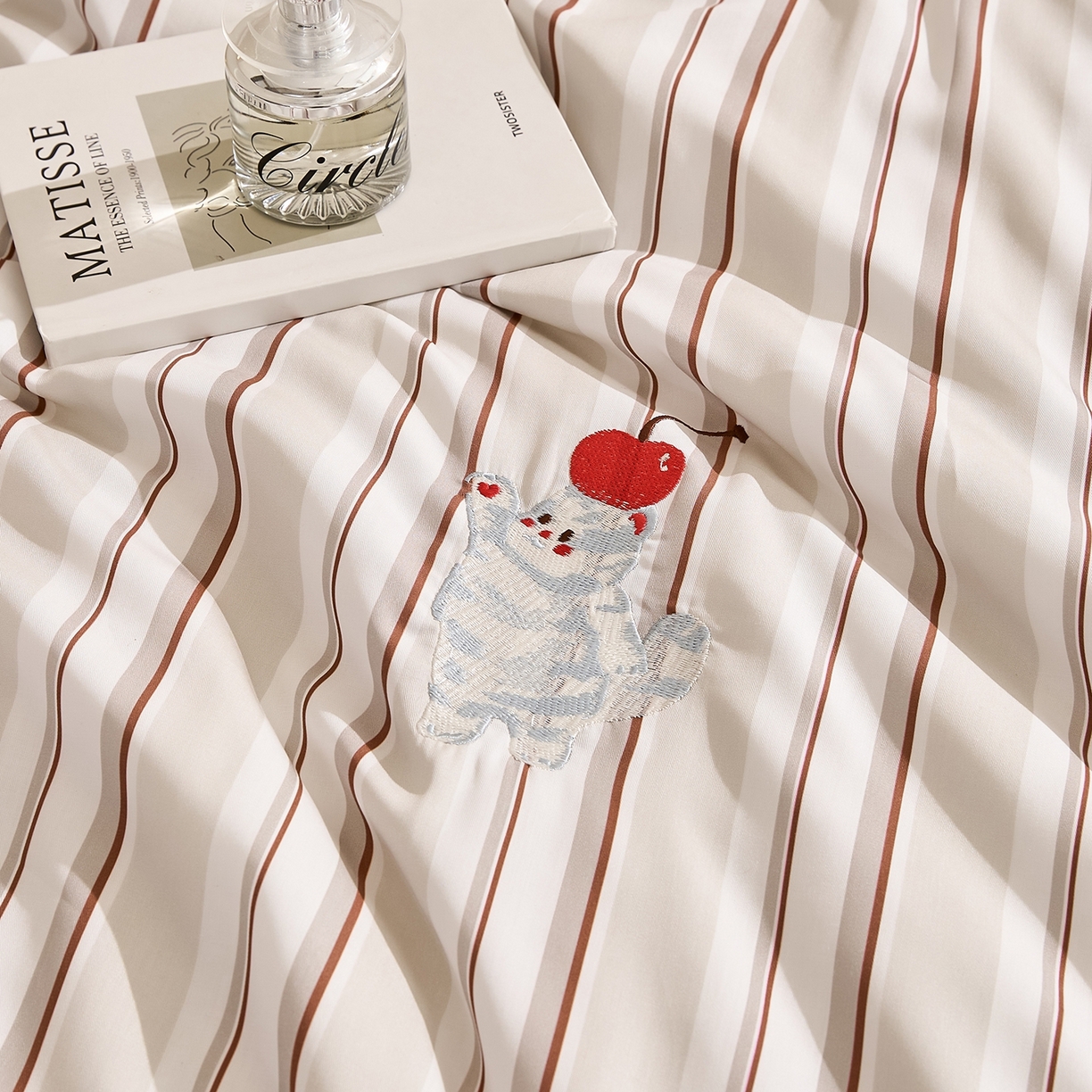 91家纺网 家纺一手货源 找家纺 慕晨 2026新款天丝莱赛尔数码印加绣花高级简奢丝滑丝绸卡通款夏被四件套 甜猫