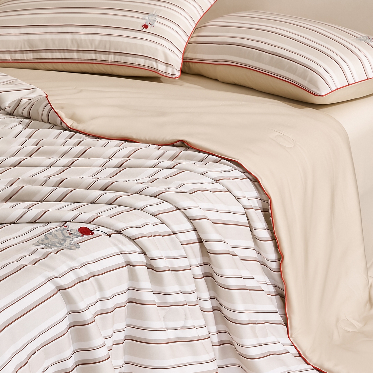 91家纺网 家纺一手货源 找家纺 慕晨 2026新款天丝莱赛尔数码印加绣花高级简奢丝滑丝绸卡通款夏被四件套 甜猫