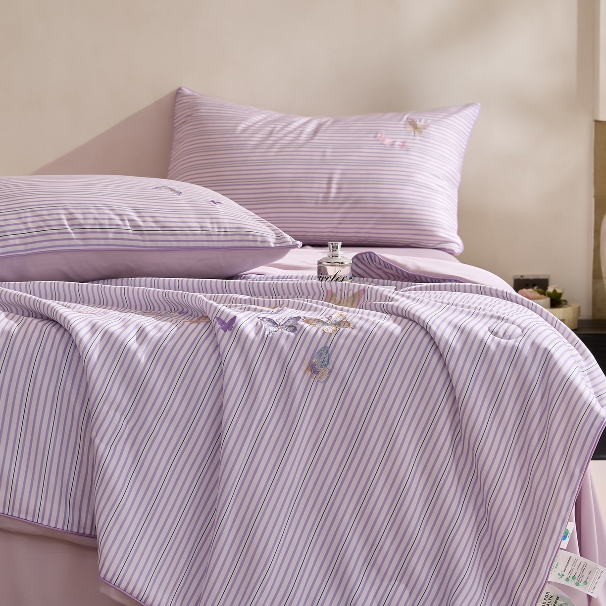 91家纺网 家纺一手货源 找家纺 慕晨 2026新款天丝莱赛尔数码印加绣花高级简奢丝滑丝绸卡通款夏被四件套 彩蝶