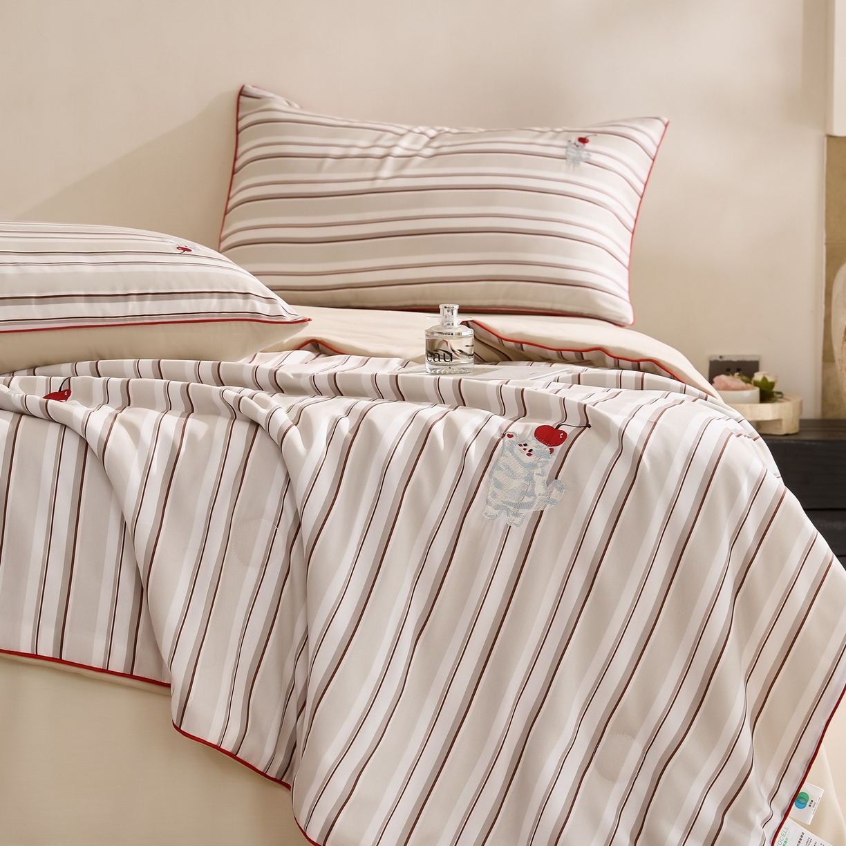 91家纺网 家纺一手货源 找家纺 慕晨 2026新款天丝莱赛尔数码印加绣花高级简奢丝滑丝绸卡通款夏被四件套 甜猫