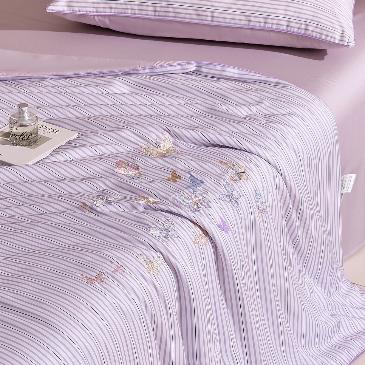 91家纺网 家纺一手货源 找家纺 慕晨 2026新款天丝莱赛尔数码印加绣花高级简奢丝滑丝绸卡通款夏被四件套 彩蝶