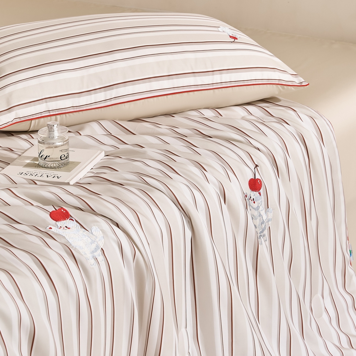 91家纺网 家纺一手货源 找家纺 慕晨 2026新款天丝莱赛尔数码印加绣花高级简奢丝滑丝绸卡通款夏被四件套 甜猫