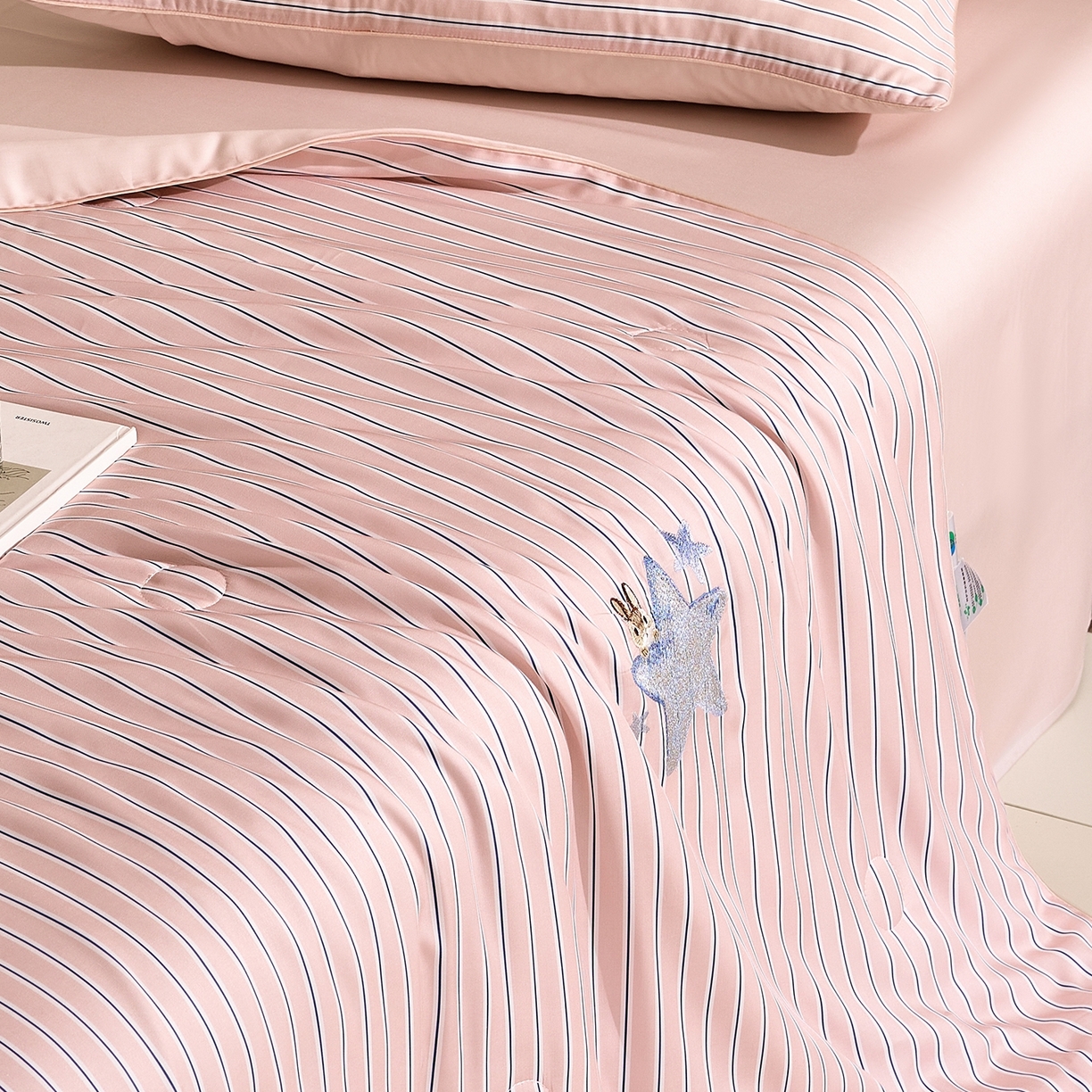 91家纺网 家纺一手货源 找家纺 慕晨 2026新款天丝莱赛尔数码印加绣花高级简奢丝滑丝绸卡通款夏被四件套 星兔