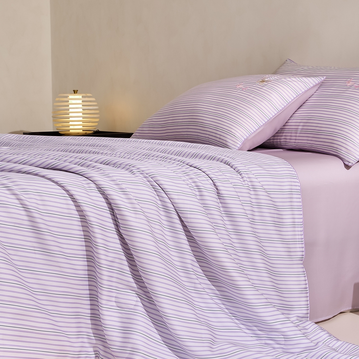 91家纺网 家纺一手货源 找家纺 慕晨 2026新款天丝莱赛尔数码印加绣花高级简奢丝滑丝绸卡通款夏被四件套 彩蝶