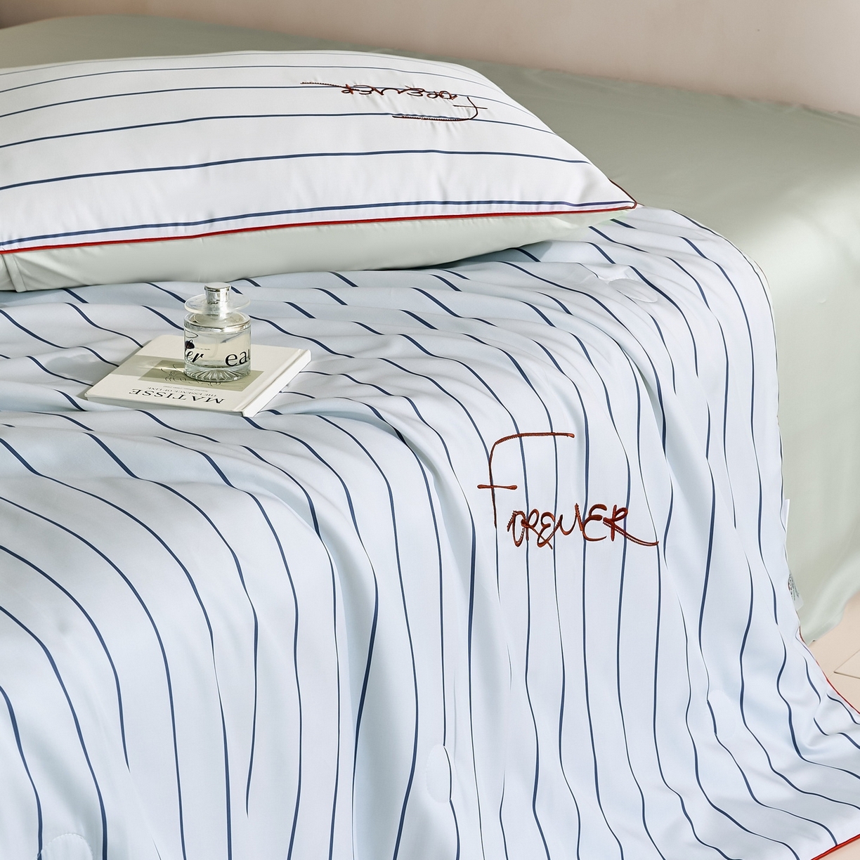 91家纺网 家纺一手货源 找家纺 慕晨 2026新款天丝莱赛尔数码印加绣花高级简奢丝滑丝绸卡通款夏被四件套 永恒