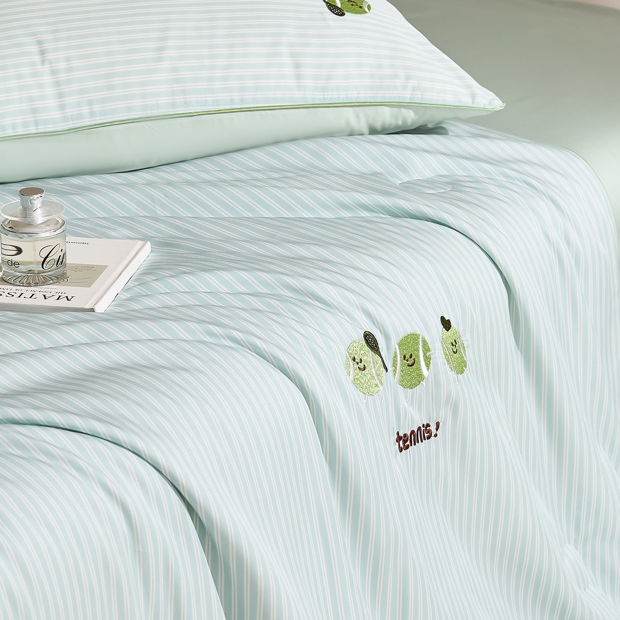 91家纺网 家纺一手货源 找家纺 慕晨 2026新款天丝莱赛尔数码印加绣花高级简奢丝滑丝绸卡通款夏被四件套 球仔