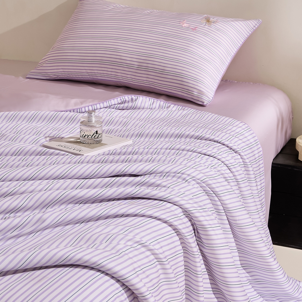 91家纺网 家纺一手货源 找家纺 慕晨 2026新款天丝莱赛尔数码印加绣花高级简奢丝滑丝绸卡通款夏被四件套 彩蝶