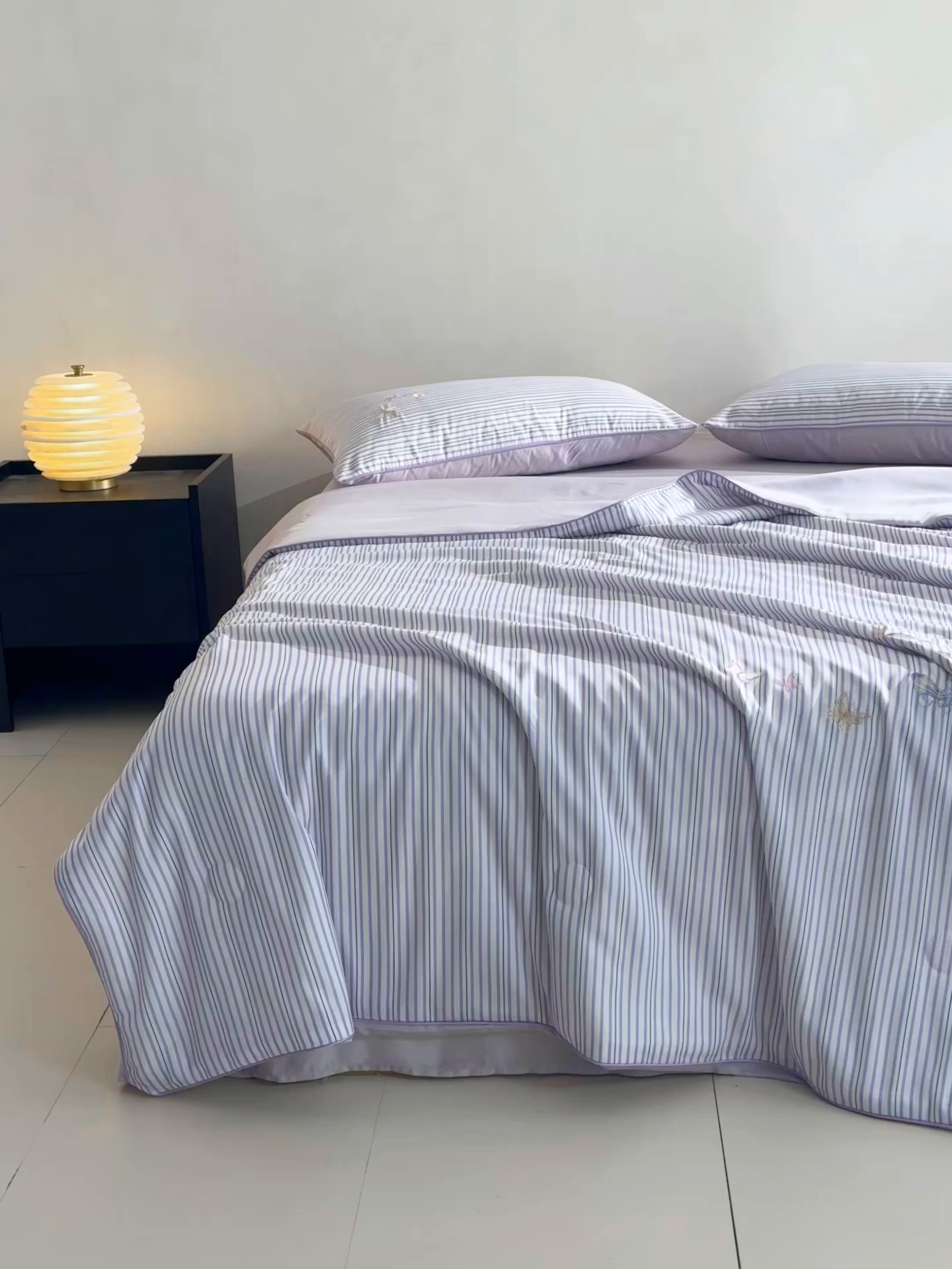 91家纺网 家纺一手货源 找家纺 慕晨 2026新款天丝莱赛尔数码印加绣花高级简奢丝滑丝绸卡通款夏被四件套 彩蝶