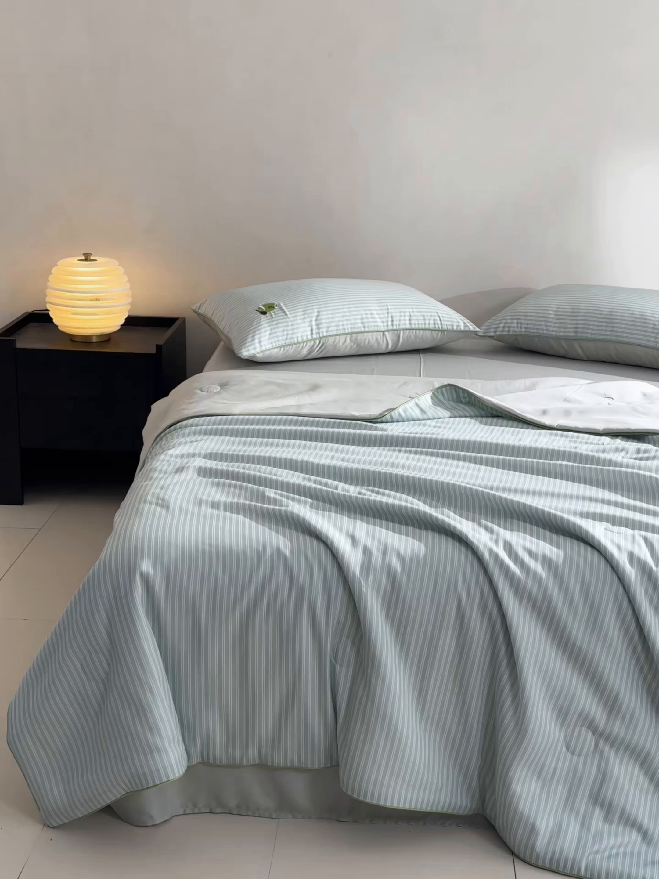 91家纺网 家纺一手货源 找家纺 慕晨 2026新款天丝莱赛尔数码印加绣花高级简奢丝滑丝绸卡通款夏被四件套 球仔