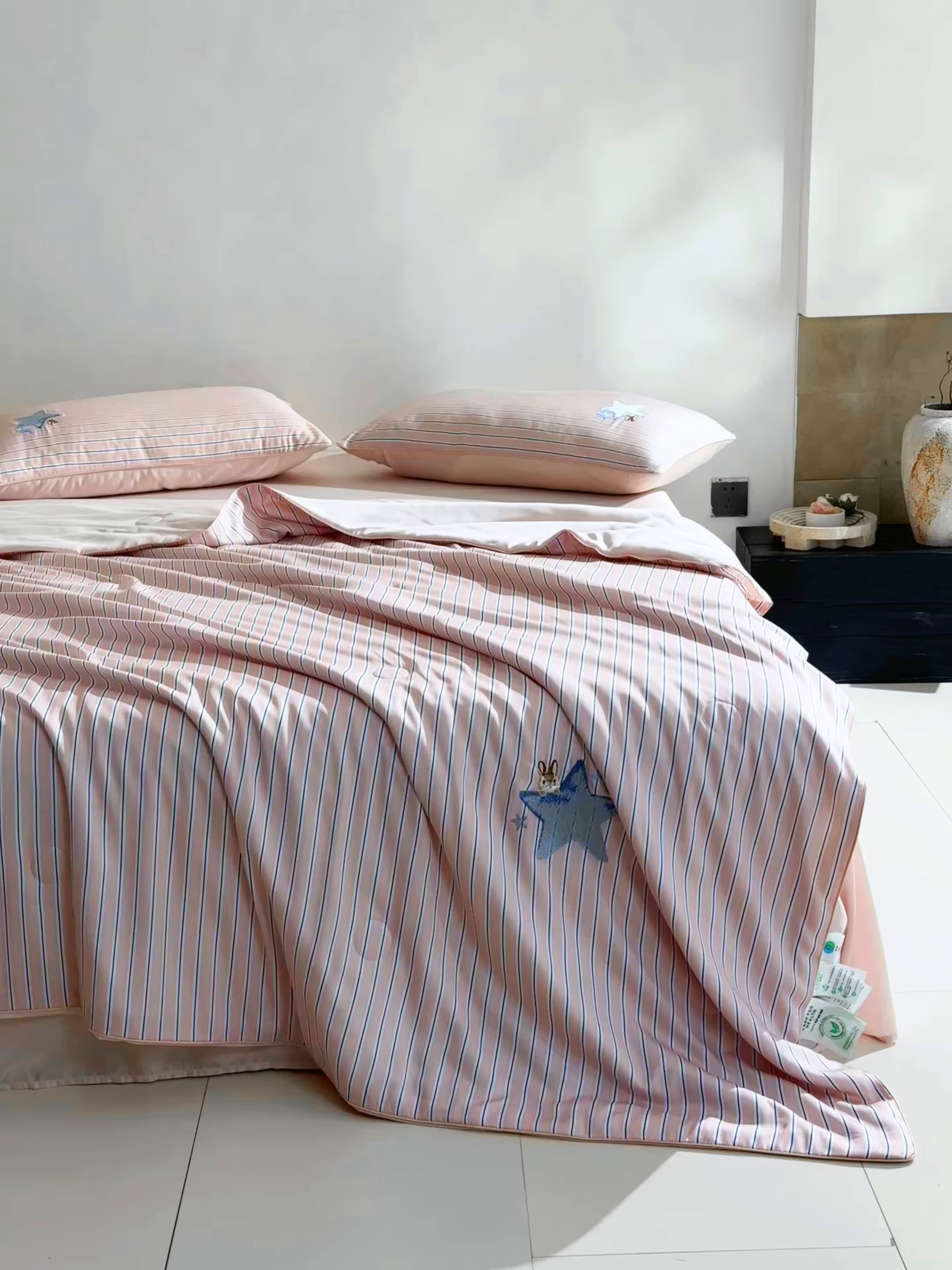 91家纺网 家纺一手货源 找家纺 慕晨 2026新款天丝莱赛尔数码印加绣花高级简奢丝滑丝绸卡通款夏被四件套 星兔