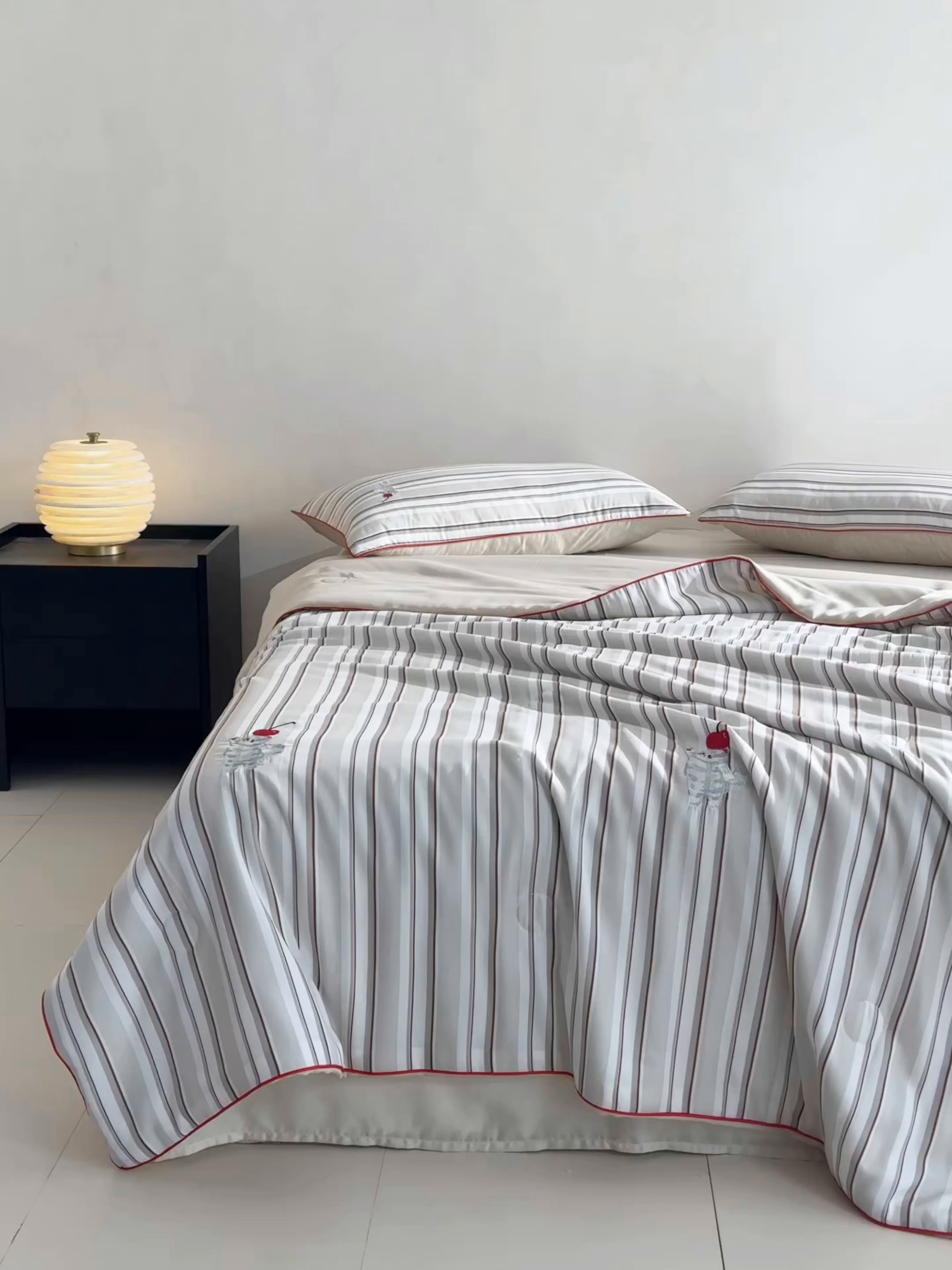 91家纺网 家纺一手货源 找家纺 慕晨 2026新款天丝莱赛尔数码印加绣花高级简奢丝滑丝绸卡通款夏被四件套 甜猫