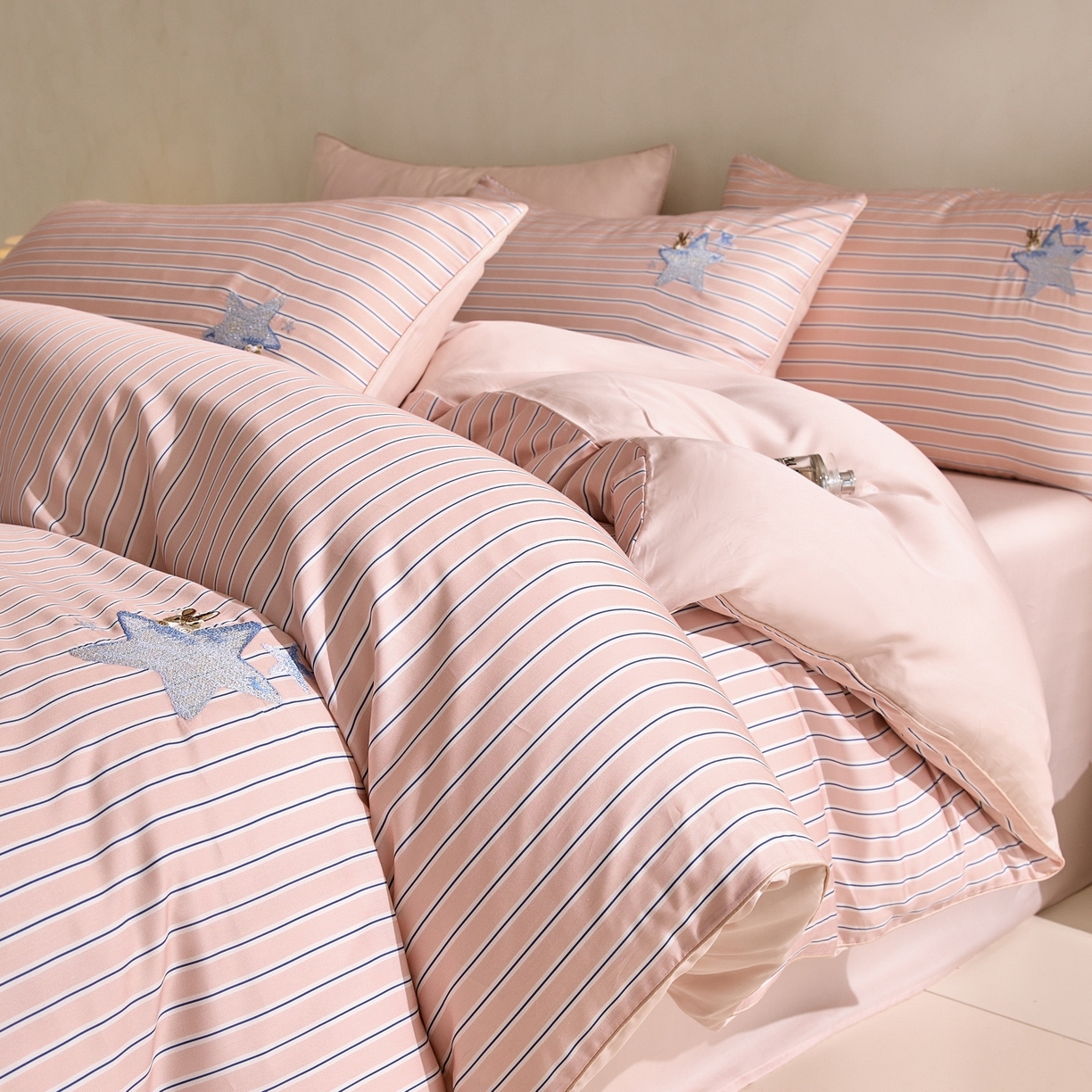 91家纺网 家纺一手货源 找家纺 （总）慕晨 2026新款天丝莱赛尔数码印加绣花高级简奢丝滑丝绸卡通款被套四件套