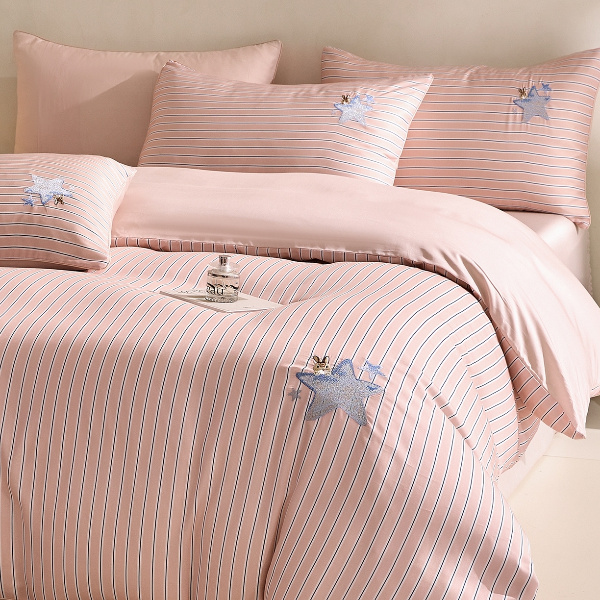 91家纺网 家纺一手货源 找家纺 （总）慕晨 2026新款天丝莱赛尔数码印加绣花高级简奢丝滑丝绸卡通款被套四件套