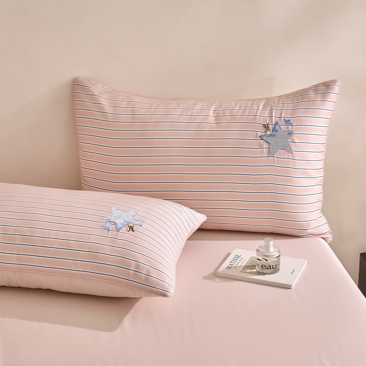 91家纺网 家纺一手货源 找家纺 慕晨 2026新款天丝莱赛尔数码印加绣花高级简奢丝滑丝绸卡通款被套四件套 星兔