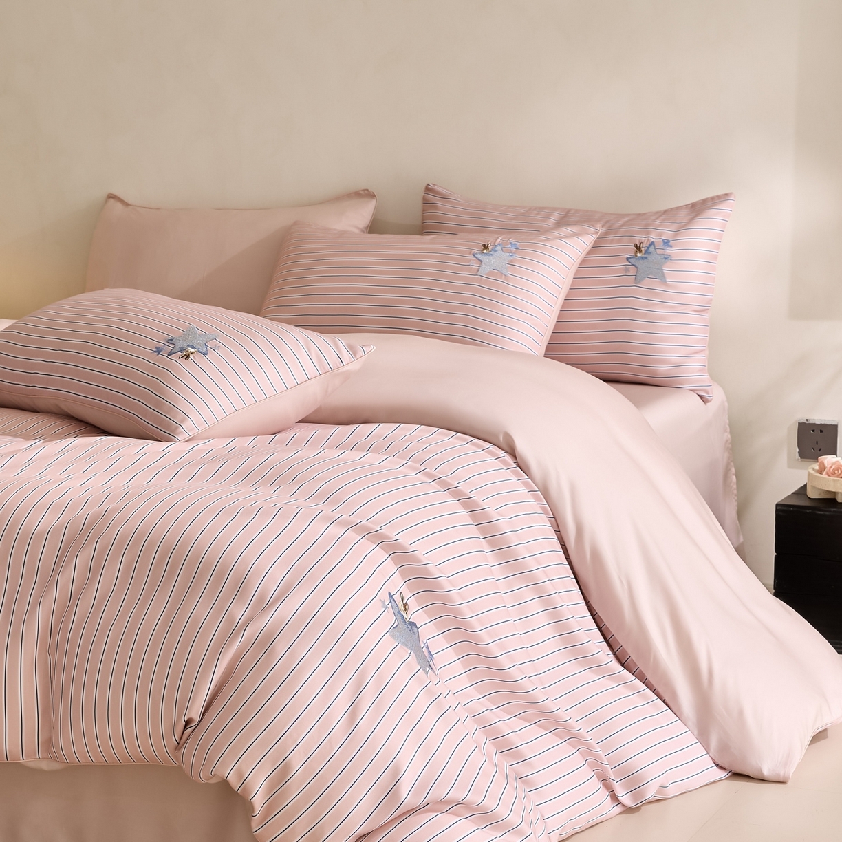 91家纺网 家纺一手货源 找家纺 （总）慕晨 2026新款天丝莱赛尔数码印加绣花高级简奢丝滑丝绸卡通款被套四件套