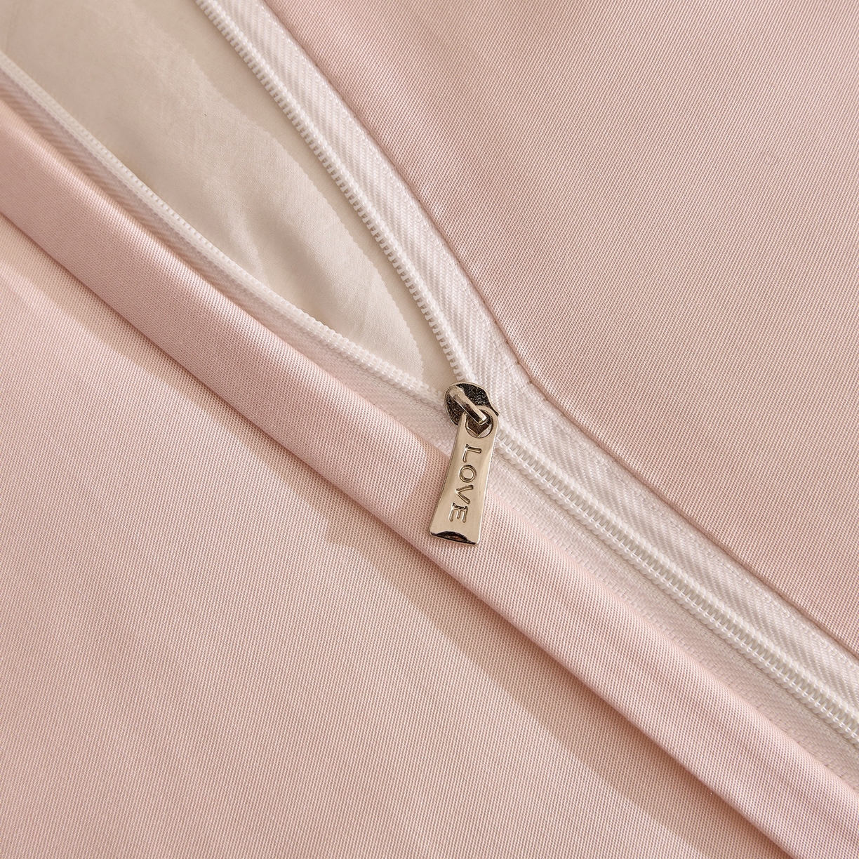 91家纺网 家纺一手货源 找家纺 （总）慕晨 2026新款天丝莱赛尔数码印加绣花高级简奢丝滑丝绸卡通款被套四件套