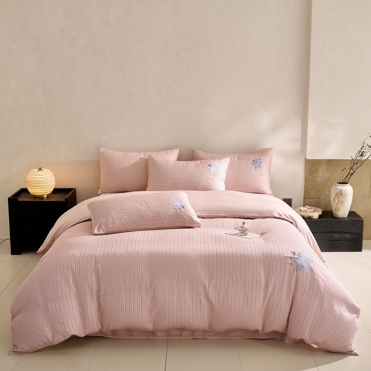 91家纺网 家纺一手货源 找家纺 慕晨 2026新款天丝莱赛尔数码印加绣花高级简奢丝滑丝绸卡通款被套四件套 星兔