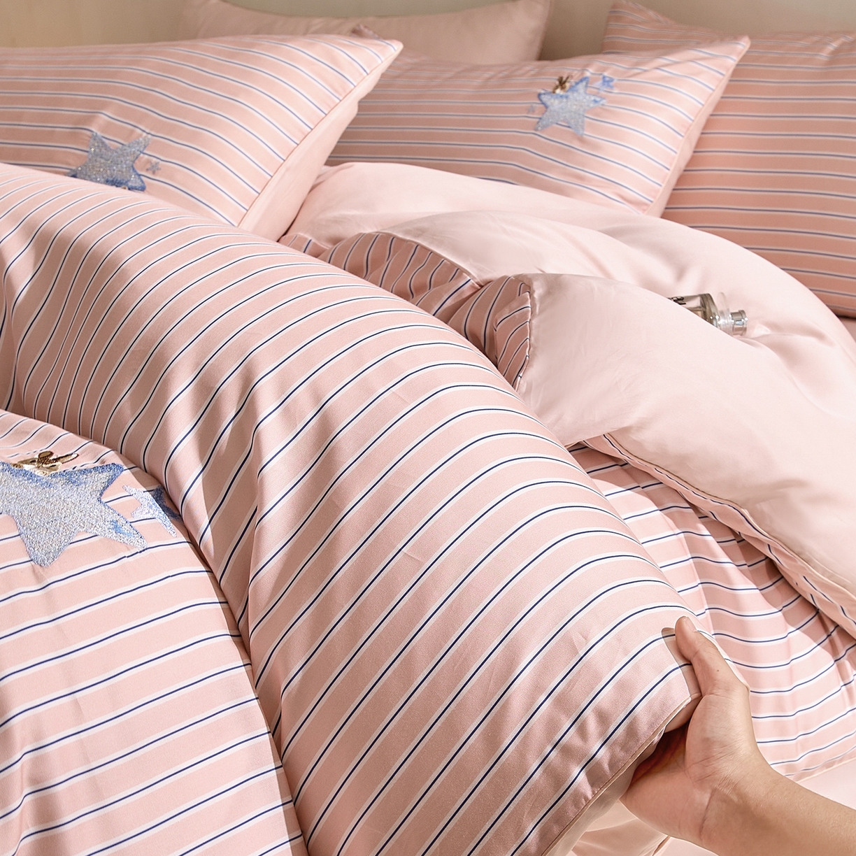 91家纺网 家纺一手货源 找家纺 （总）慕晨 2026新款天丝莱赛尔数码印加绣花高级简奢丝滑丝绸卡通款被套四件套