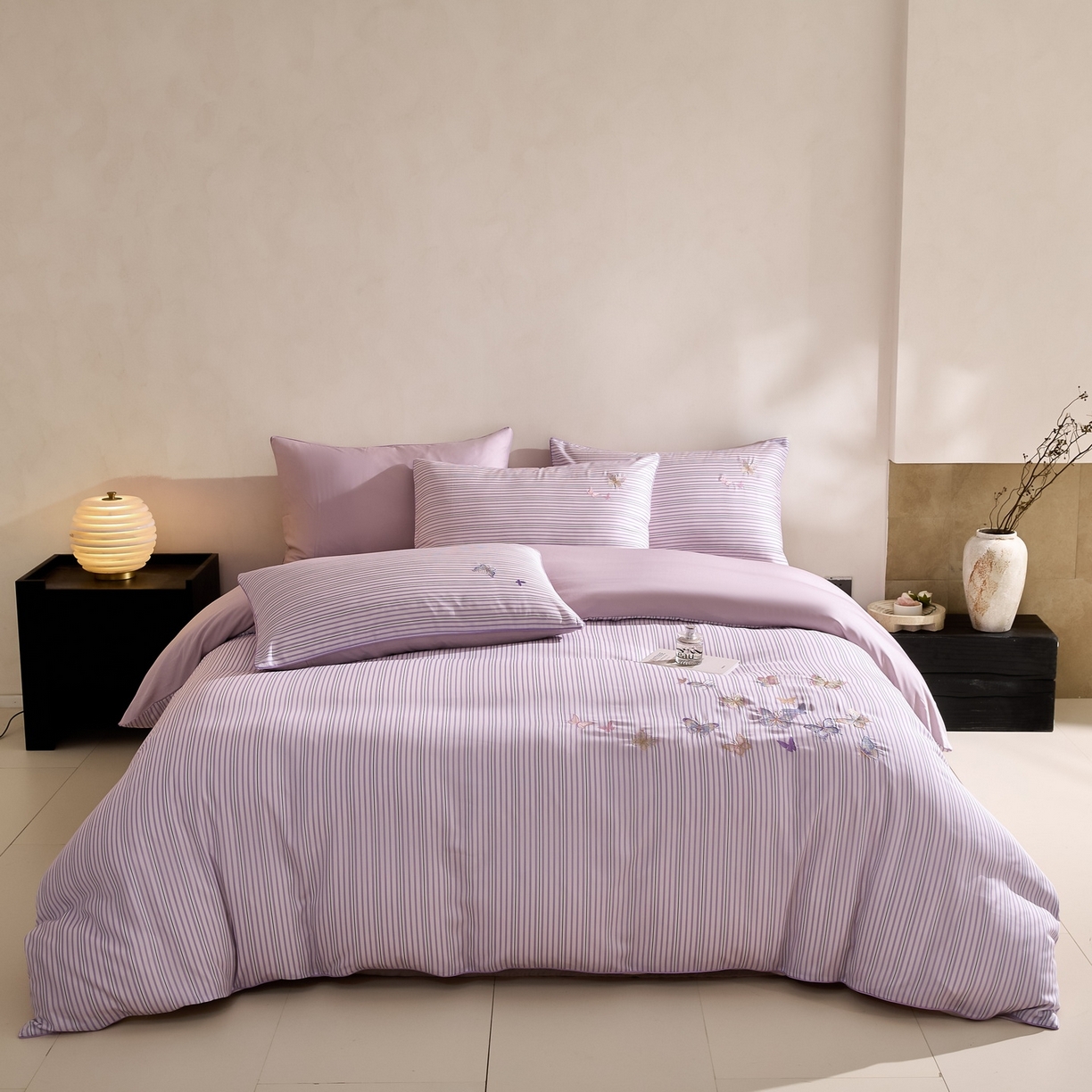 91家纺网 家纺一手货源 找家纺 慕晨 2026新款天丝莱赛尔数码印加绣花高级简奢丝滑丝绸卡通款被套四件套 彩蝶